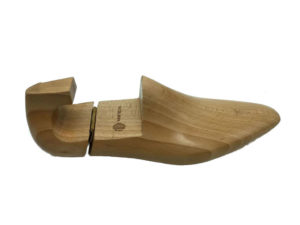 Shoe-trees-with-hinge-and-handle